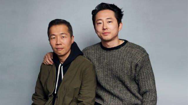 Steven Yeun junto a Isaac Chung, director de Minari