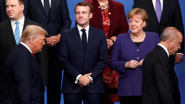 El presidente de Francia, Emmanuel Macron (2 ° L) y la canciller de Alemania, Angela Merkel (R), observan al presidente de los Estados Unidos, Donald Trump (frente L) y al presidente de Turquía, Recep Tayyip Erdogan (frente R).