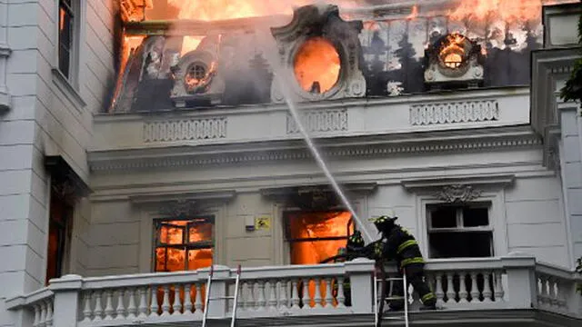 Incendio en la Universidad Pedro Valdivia. Foto: AFP.