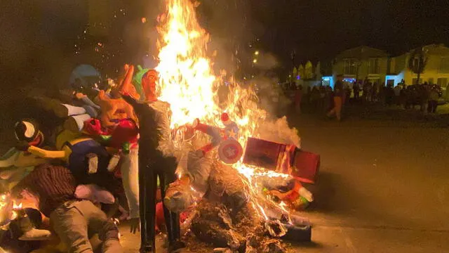 Quema de muñecos en Ecuador. Foto: El Universo