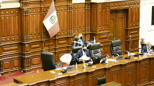 16 de octubre. Rosario Paredes convera con Luis Valdez. Fuentes del Congreso señalan que le dio sombrero, Paredes lo niega.