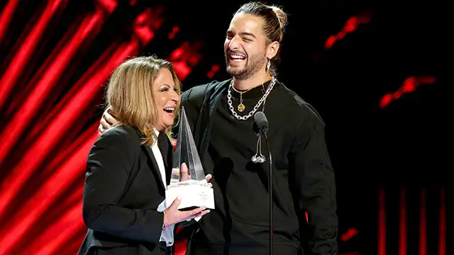 Ana María Polo le robó un beso a Maluma en los Latin AMAs 2018 [VIDEO]