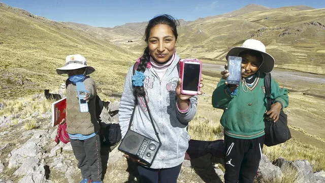 lección. Con la COVID-19 volando en Perú se cerraron los colegios. Se lanzó la educación virtual, no todos los escolares tenían acceso a internet. Estos niños buscan señal de radio para oir clases.