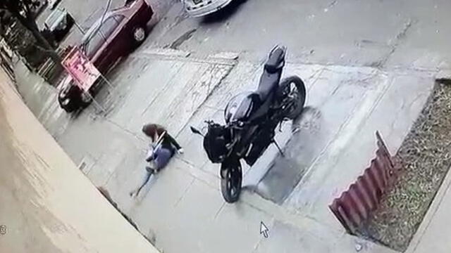 Madre de familia intenta pararse tras ser agredida por sujeto. (Foto: Captura de video)