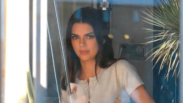 Kendall Jenner se olvida de la cuarentena y es captada en Arizona.