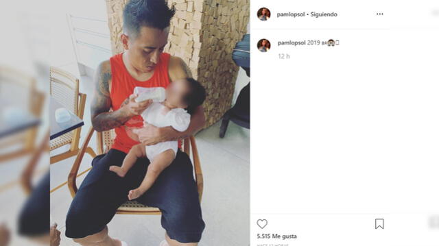 Christian Cueva cargando a uno de sus bebés. (Foto: Instagram)