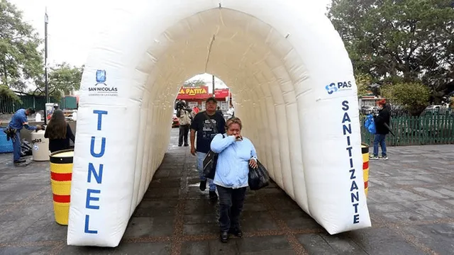 Los túneles sanitizantes fueron colocados en las entradas de hospitales e instituciones públicas. Foto: Juan Flores.