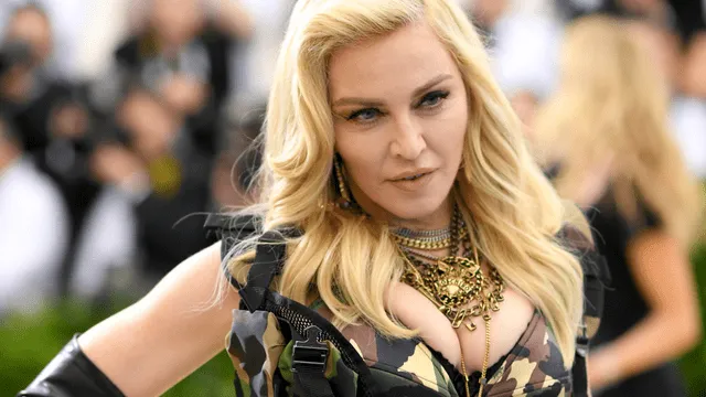 Madonna Instagram cantante enciende las redes al posar en topless para lucir su muleta y reta la censura