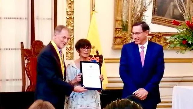 Pedro Suárez Vértiz recibe reconocimiento