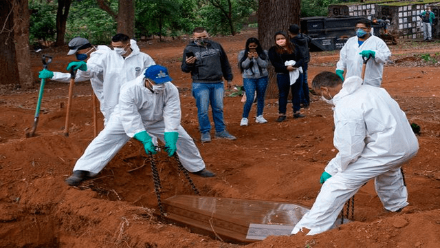 En Brasil desentierran muertos de cementerios para dejar espacio a víctimas de la COVID-19