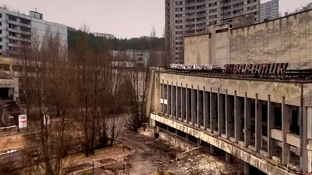 YouTube viral: investigadora arriesga su vida al viajar a Chernóbil para comer manzana radiactiva [VIDEO]