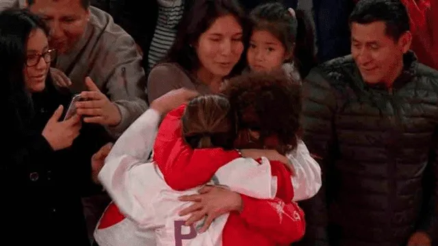 Alexandra Grande abraza a su madres tras ganar medalla de oro