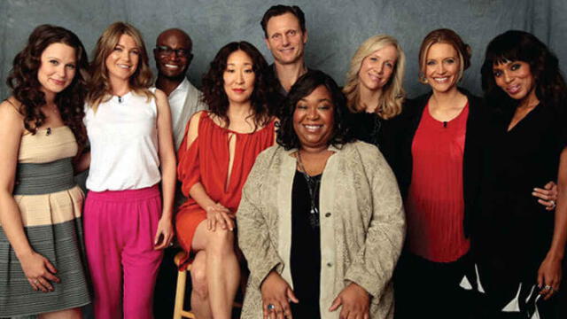 Shonda Rhimes junto al elenco de varias de sus series