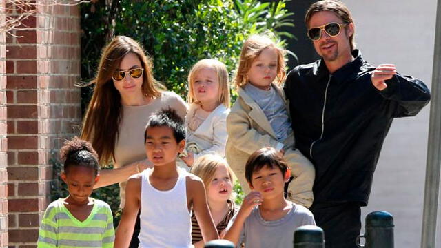 Angelina Jolie y Brad Pitt paseando con sus seis hijos.