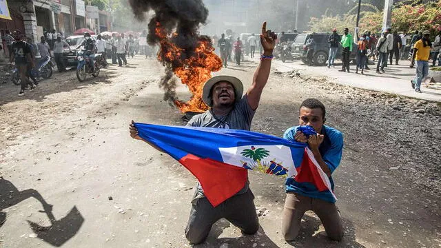Dos hombres protestan contra los altos índices de delincuencia que vive Haití. Foto: AFP