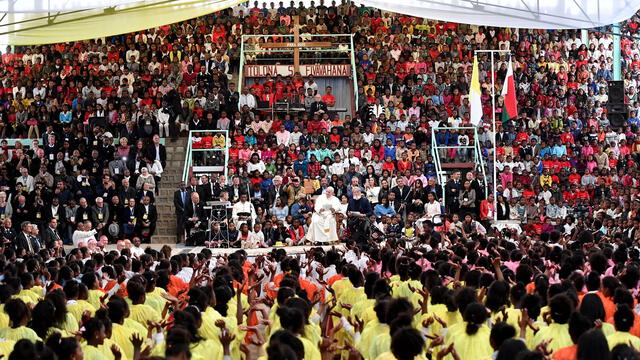El Papa Francisco asiste con la Opeka del Padre Pedro durante una reunión en la asociación humanitaria Akamasoa en Antananarivo, Madagascar, el 8 de septiembre de 2019.