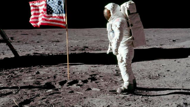 El astronauta ya no tiene las piernas flexionadas y la bandera sigue igual. Foto: NASA // National Geographic