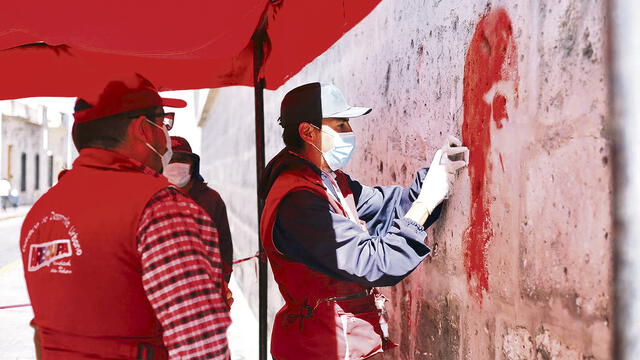 cuidado. El restaurador Hugo Gómez, señaló que borrar las pintas del sillar no constituye una actividad sencilla.