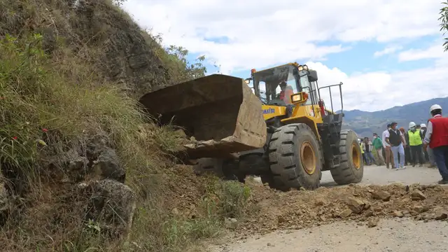Maquinaria trabaja en mejoramiento y conservación de corredor vial