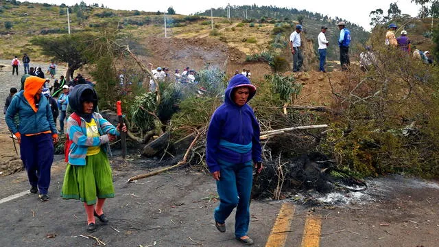 Pueblos indígenas y campesinos bloquean pista cerca de Pambamarquito, provincia de Pichincha, Ecuador, el 5 de octubre de 2019.
