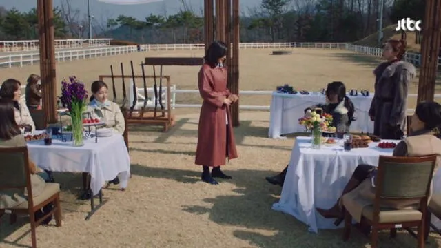 The World of the Married: la Dra. Ji Sun Woo decide enfrentarse a las miembros de la Asociación de Mujeres de Gosan reunidas en el campo de tiro.