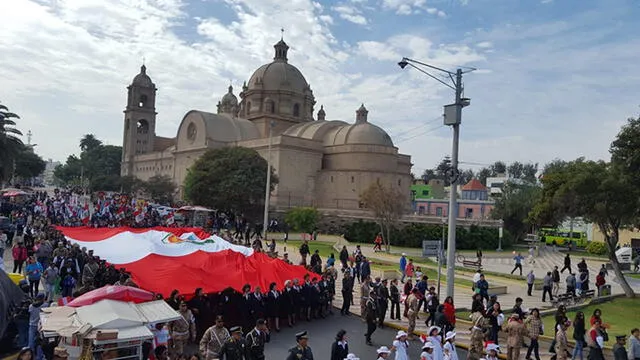 Actos por la conmemoración del Día de la Bandera en Tacna y Cusco [FOTOS Y VIDEO]