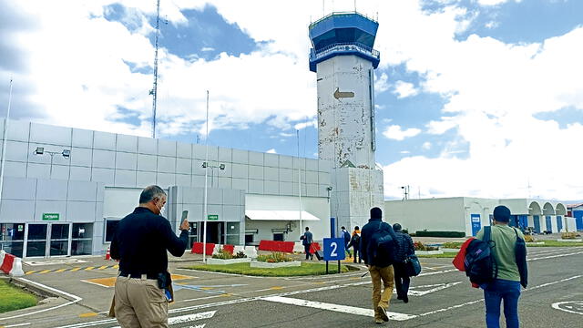 cerrado. Aeropuerto no esta operativo hasta fin de mes.