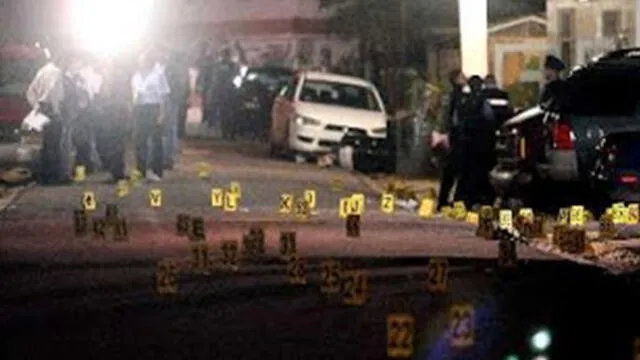 La Policía puso varios indicadores de pistas para encontrar al responsable de la masacre.