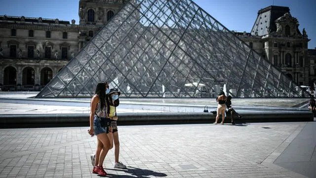 Los turistas visitan el área de la pirámide del Louvre el 6 de agosto de 2020 en París.