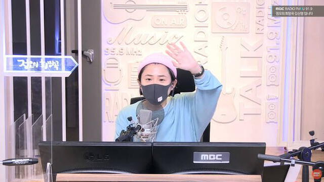 Kim Shin Youn es conductora de un programa musical donde entrevista a varios grupos de k-pop. Foto: MBC