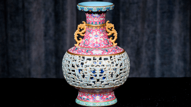 El jarrón es una obra de arte de la dinastía Qing del siglo XVIII. Foto: Anthony Wallace/AFP