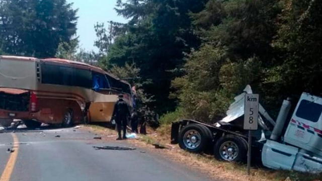 Autobús de staff de Marco Antonio Solís impacta con camión cisterna de gasolina y deja un muerto [FOTOS]