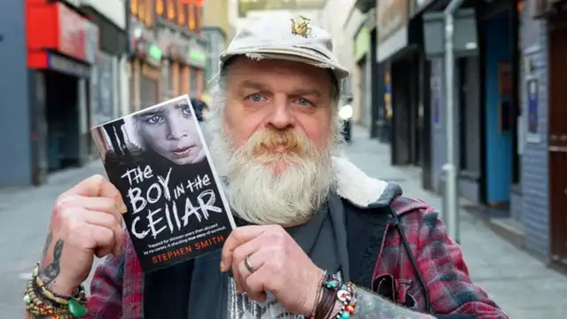 Stephen Smith escribió un libro donde cuenta todas sus terribles experiencias con el fin de ayudar a otros sobreviviente como él.