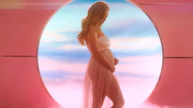 Katy Perry mostrando su pancita de embarazada.