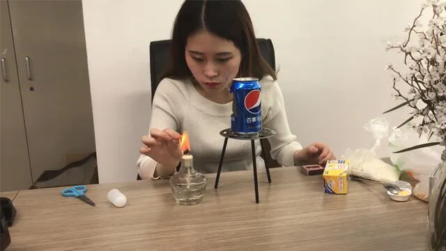 Ms. Yeah, reconocida youtuber de China, enseñó a preparar pop corn con una lata de gaseosa. Foto: Captura de pantalla