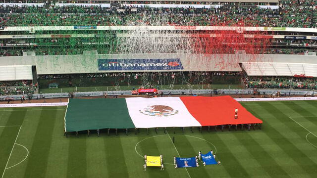 La bandera mexicana en un partido por las eliminatorias al Mundial Rusia 2018. (Foto: AS)