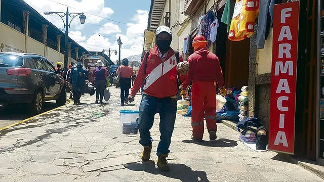 DRAMA. Nelly Hancco, Cirilo Flores y María Quispe recorren las calles vendiendo productos para llevar el pan a sus hogares.