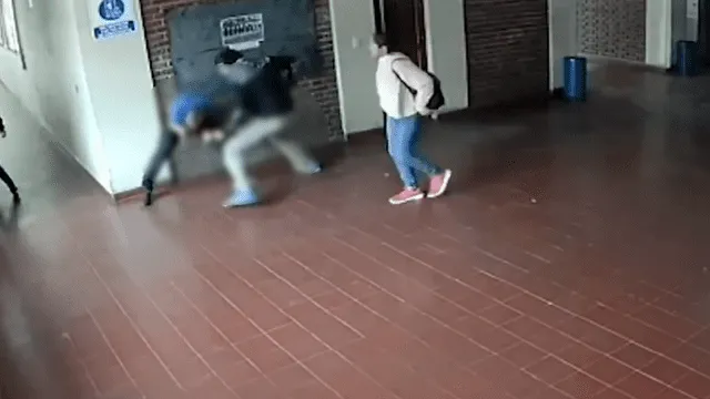 Profesor acosador fue duramente golpeado por padrastro de escolar [VIDEO]