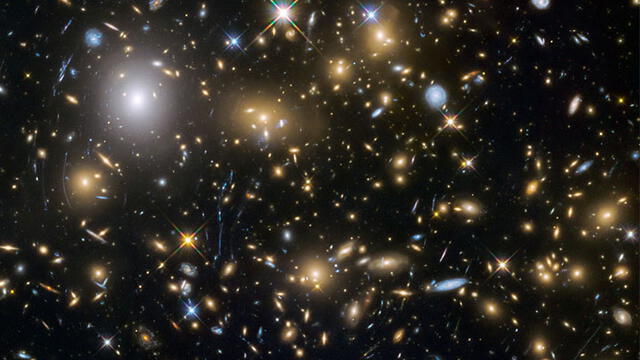 Población de galaxias cercanas entre sí durante las primeras etapas de universo. Crédito: NASA/ESA.