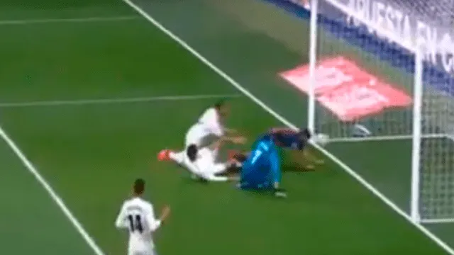 Real Madrid vs Barcelona: Varane anota en su propia portería y los 'blancos' se lamentan [VIDEO]