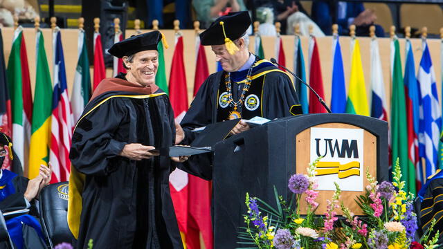 Willem Dafoe recibe doctorado en Artes por la Universidad de Wisconsin Milwaukee. Foto: Twitter/@UWM