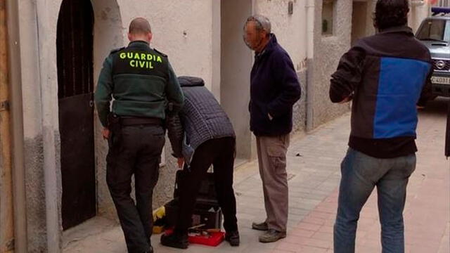 Las autoridades llamaron a un cerrajero para liberar a la mujer. Fuente: Guardia Civil.