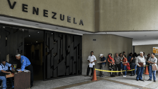 Multitud de venezolanos abarrota consulado de Chile por información sobre visa