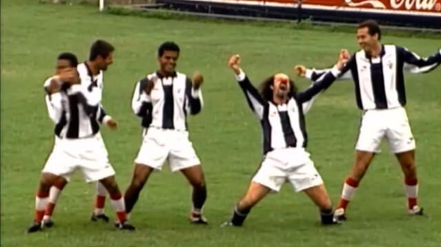 Machín celebrando con los jugadores de Alianza Lima. Foto: Captura