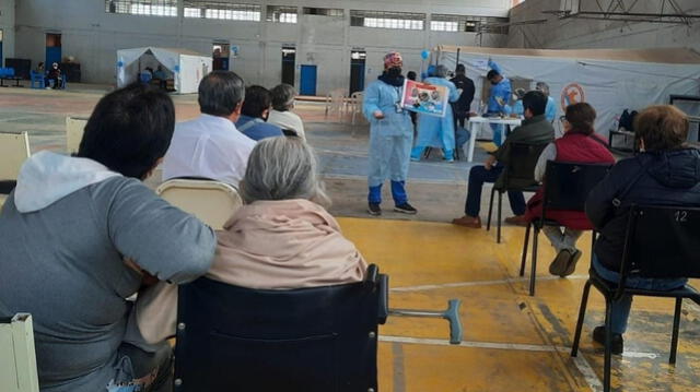 Personal de EsSalud orienta alos padres sobre alimentación saludable para los niños