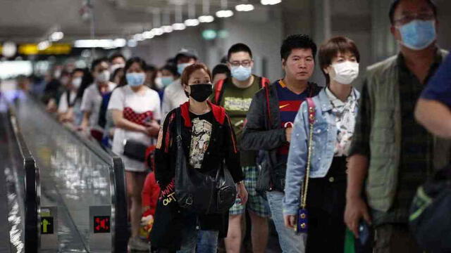 Ciudadanos chinos se ven obligados a usar mascarillas para evitar contagios. (Foto: La Página)