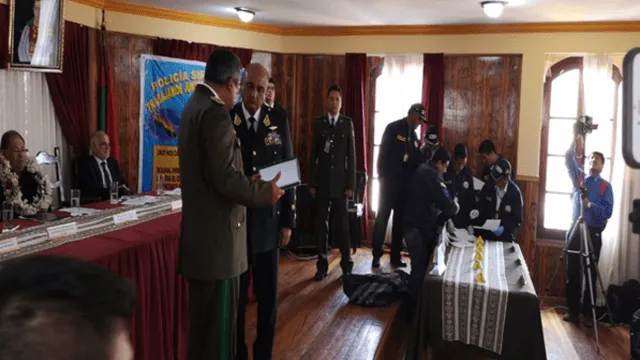 Condecoran a 5 policías peruanos que recuperaron fusiles robados a la armada boliviana