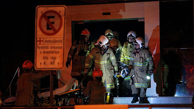 Los bomberos atienden el incendio en el hospital. Foto: AFP.
