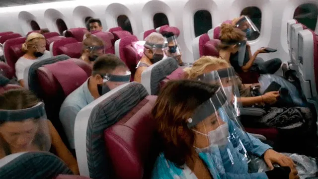 Aerolínea extranjera entrega protector facial, gel, guantes y mascarillas a sus pasajeros en vuelo