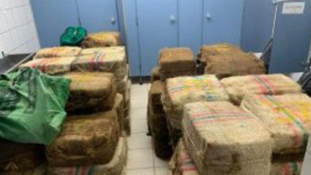 Oficiales incautaron 2.2 toneladas de cocaína en un barco que navegaba por Aruba. Foto: Difusión